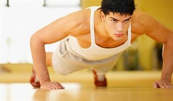 Ένας άνδρας που εκτελεί γυμναστική με χρόνια προστατίτιδα